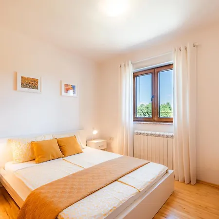 Kizin House, Cozy By Istrian Embrace * Brezovica pri Gradinu