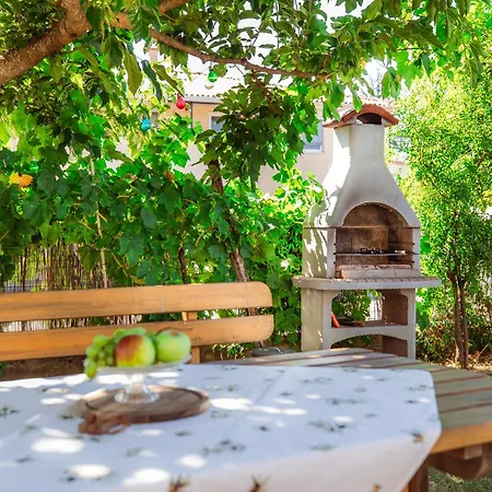 Kizin House, Cozy By Istrian Embrace Appartamento *